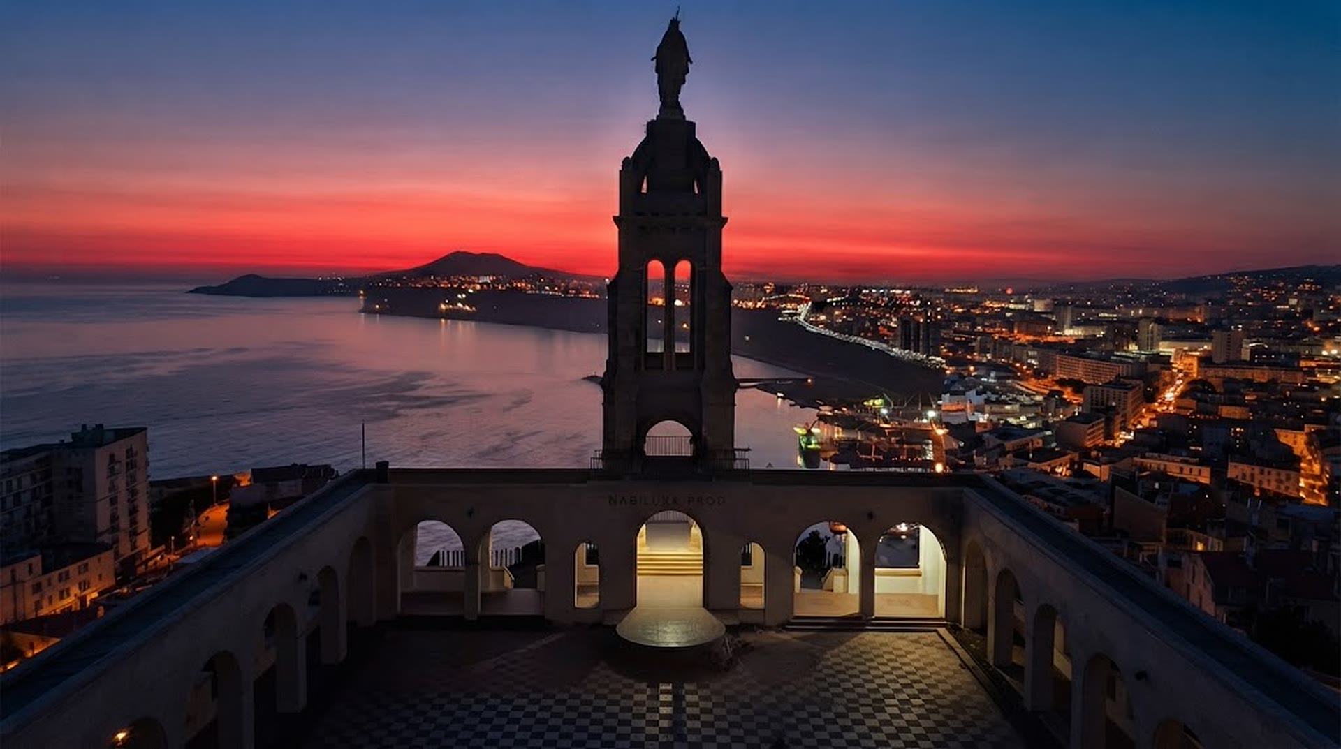 Oran, vue depuis la basilique Santa Cruz au coucher du soleil